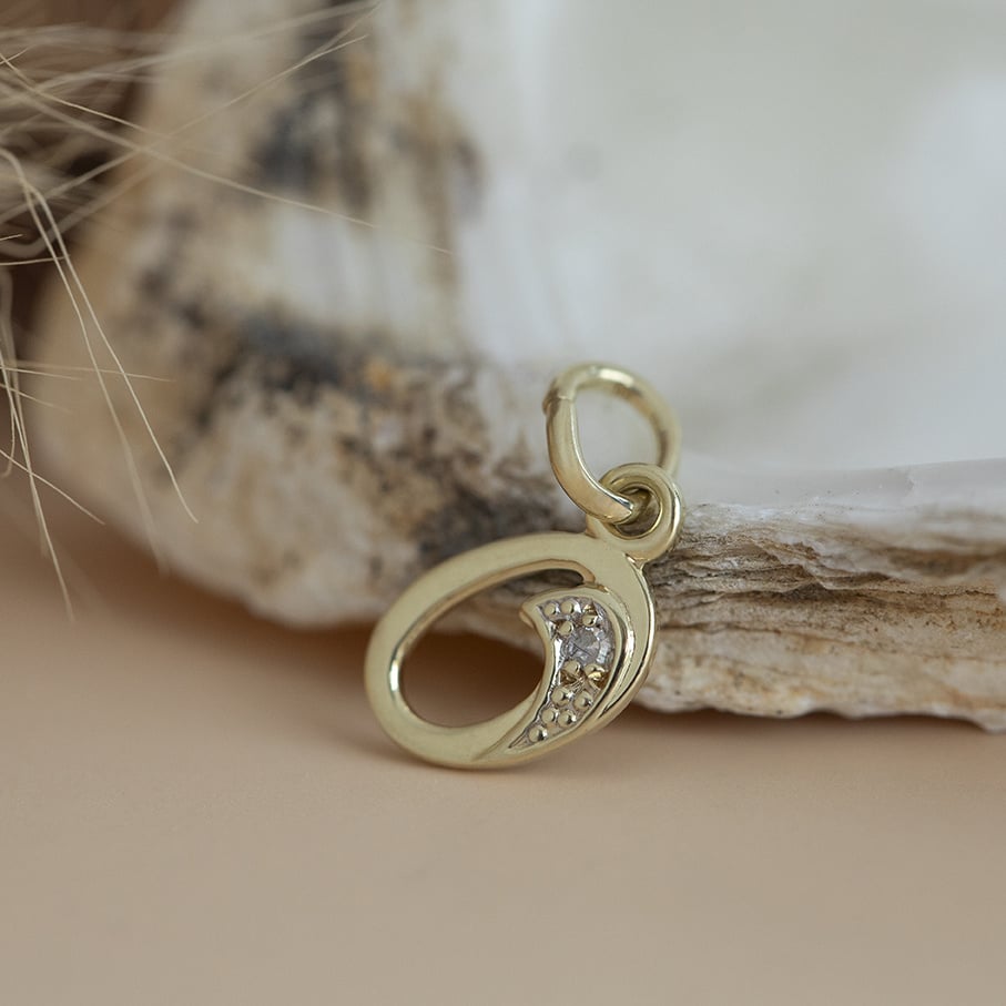 Gold letter O pendant with diamond 14 karat