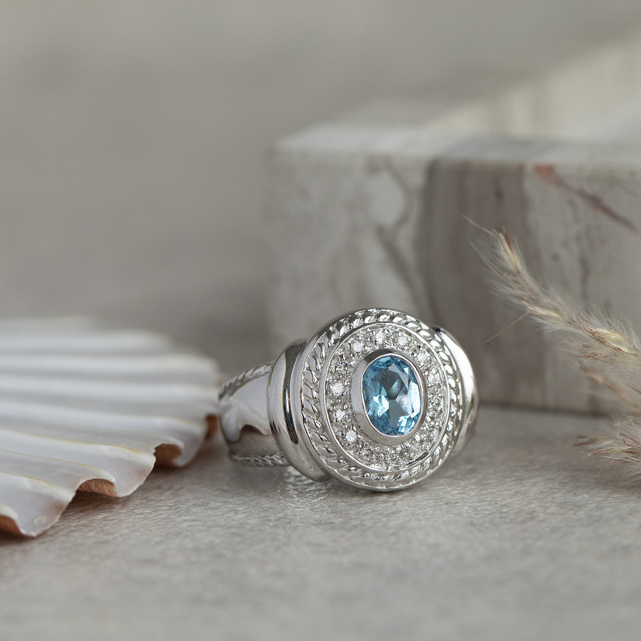 White gold ring with topaz and diamond 14 kt