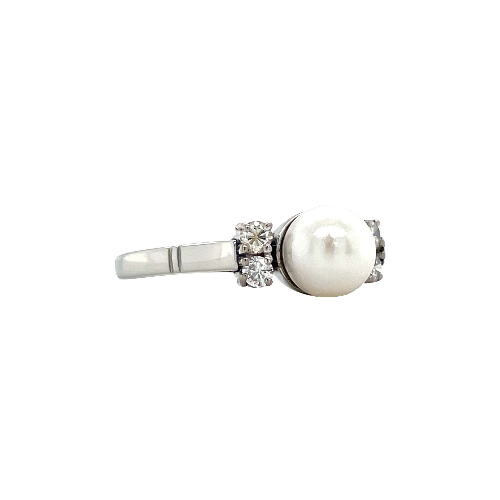 White gold ring with pearl and diamond 14 kt