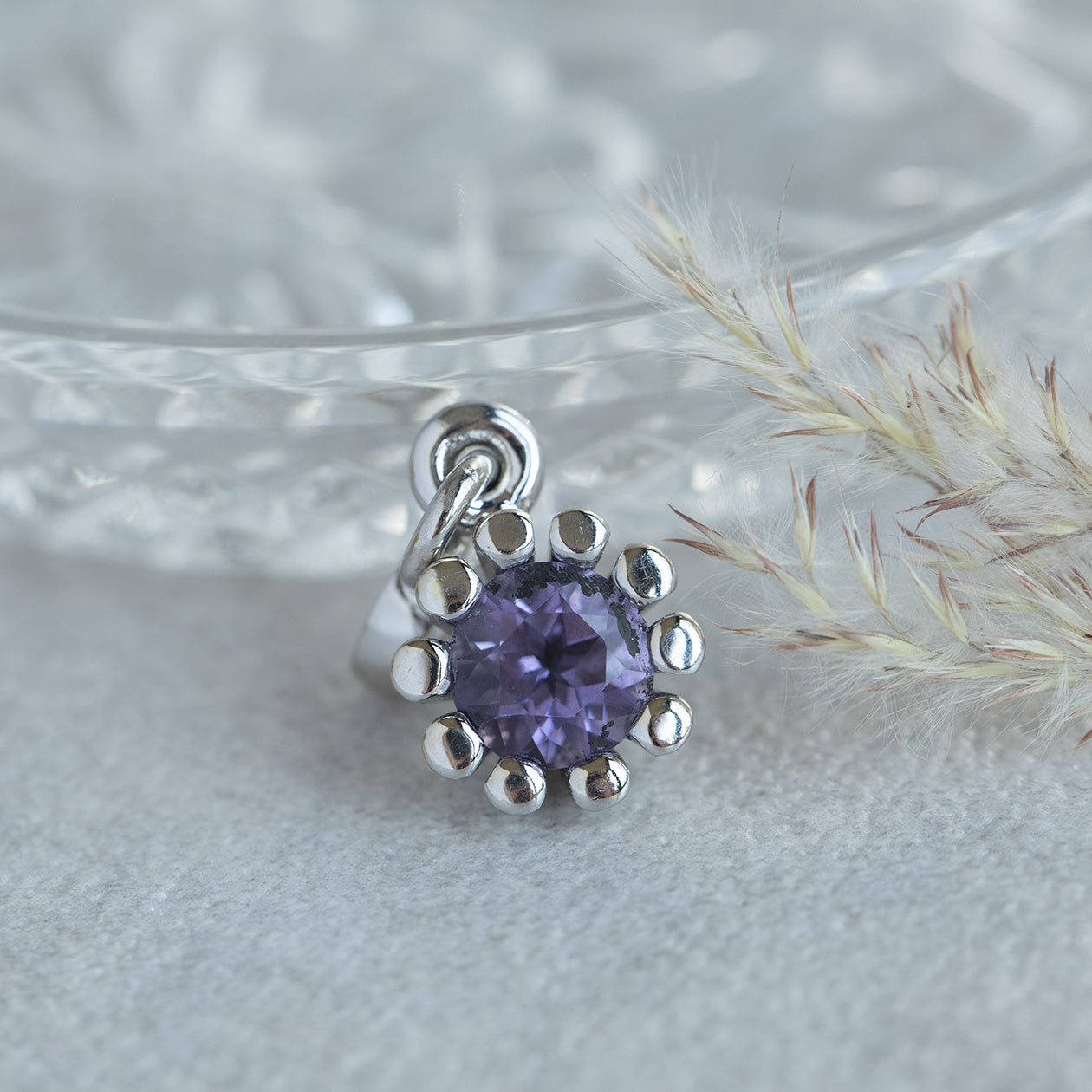 White gold clip pendant with amethyst from Bon Jewelry 14 kt