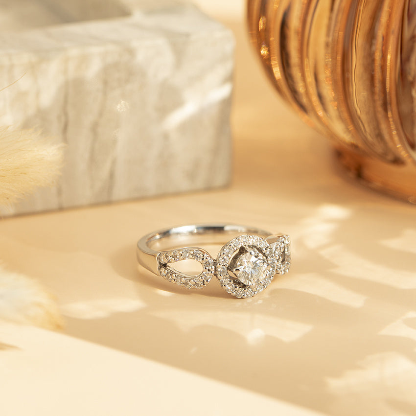 White gold ring with diamond 18 kt