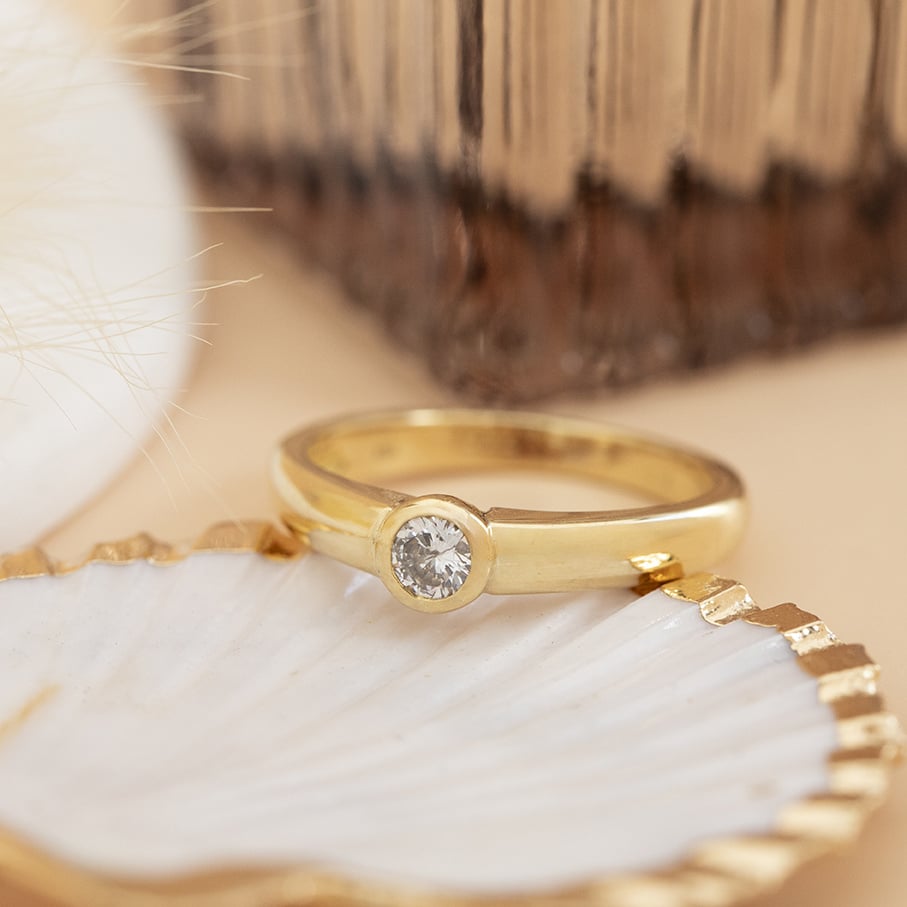 Gold solitaire ring with diamond 18 karat