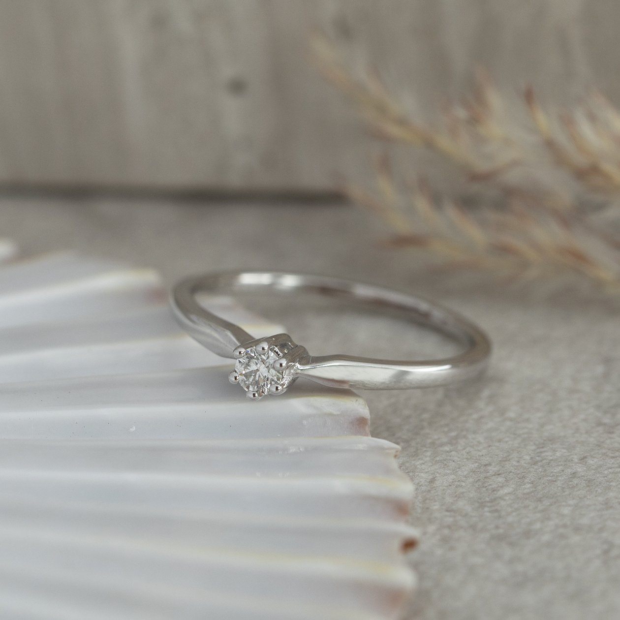 14 kt white gold solitaire ring with diamond from Diamonde