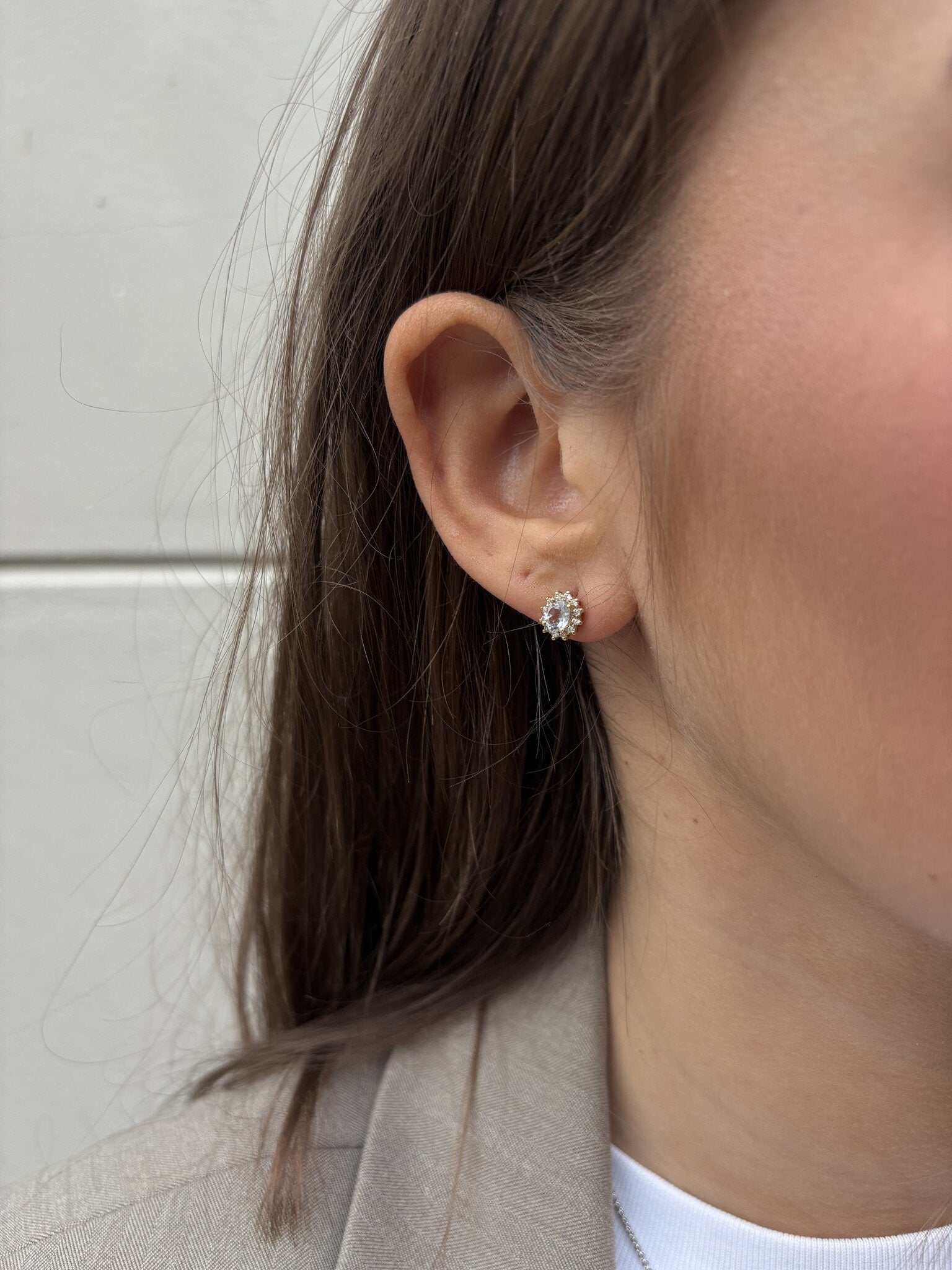 Gouden entourage oorstekers met topaas en diamant 14 karaat* nieuw