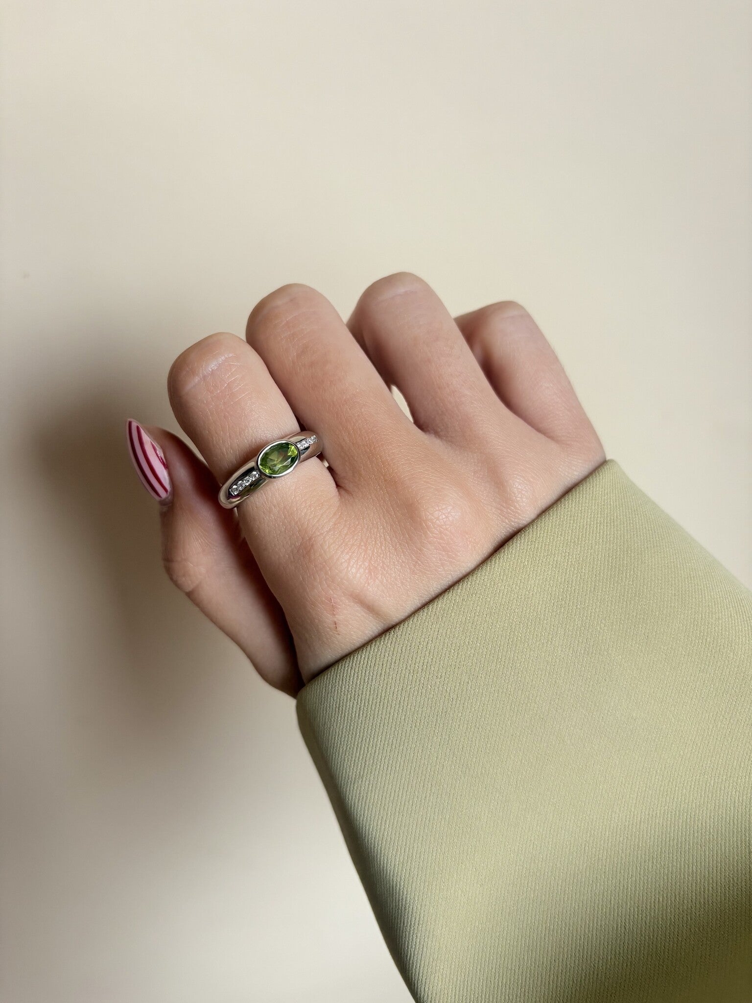 Witgouden ring met peridoot en diamant 18 karaat