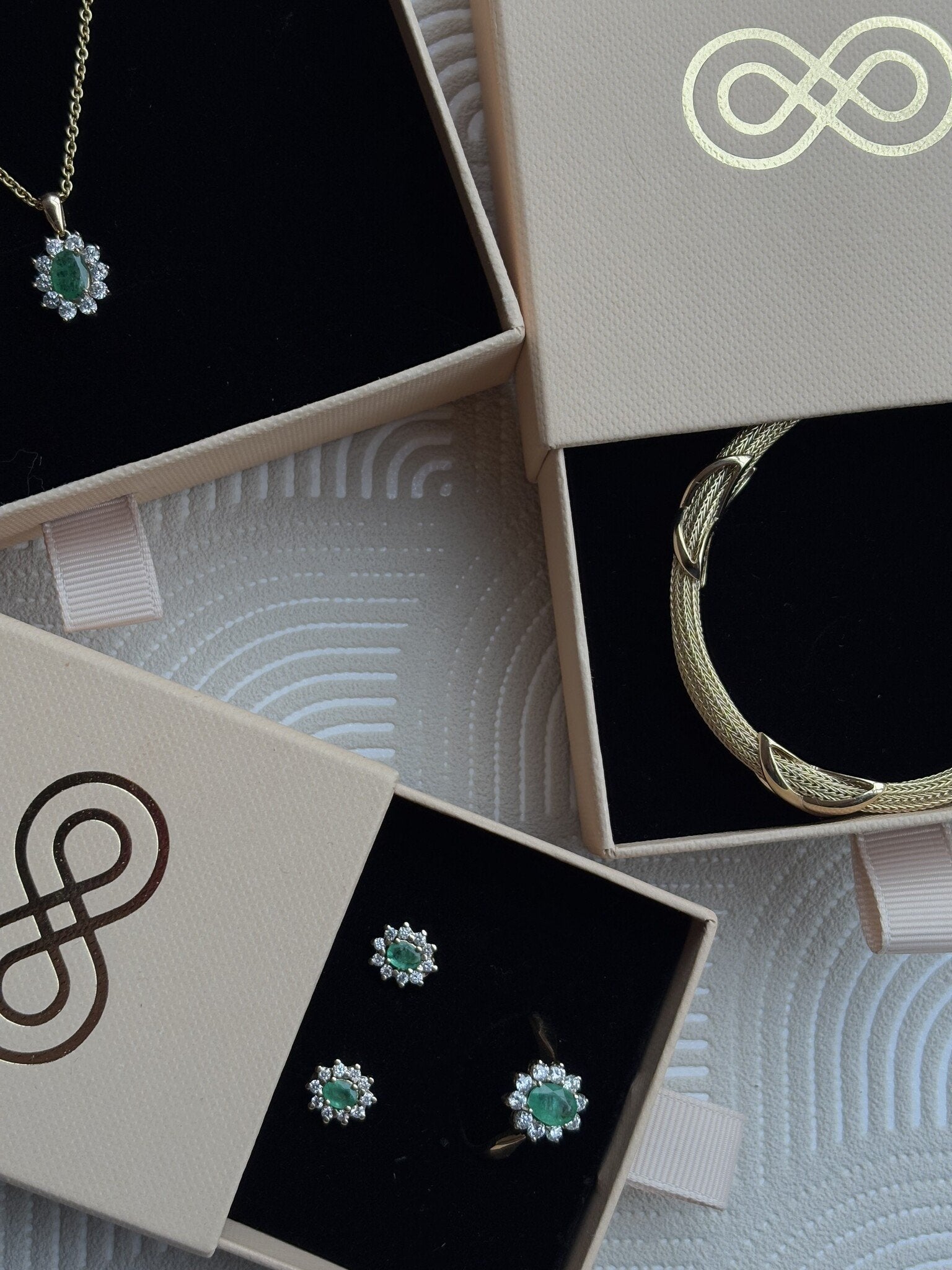 Golden entourage pendant with diamond and emerald 14 karat* New