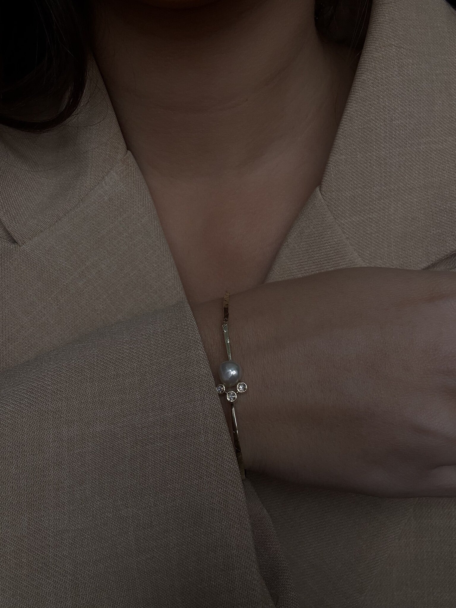 Gold bracelet with pearl and diamond 17.5 cm 14 karat