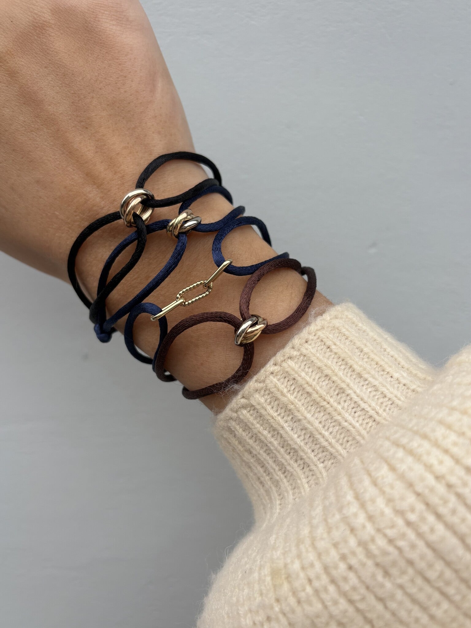 Satijnen armband met gouden schakel 14 karaat