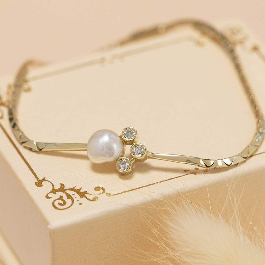 Gold bracelet with pearl and diamond 17.5 cm 14 karat