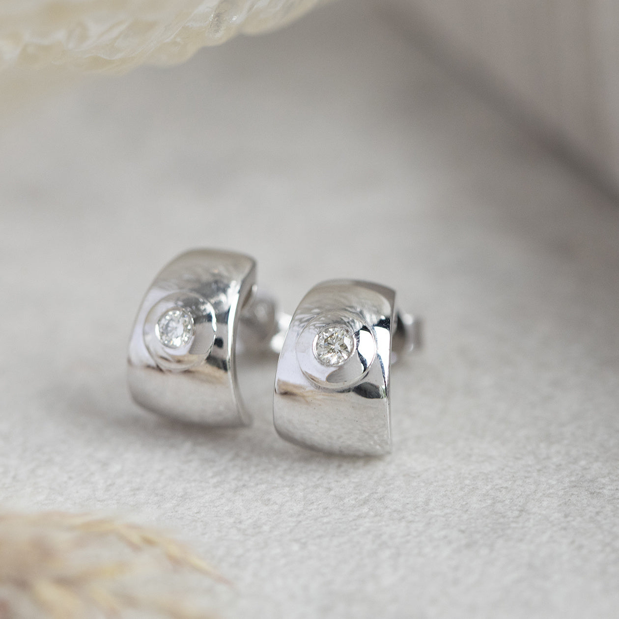 White gold stud earrings with diamond 18 kt
