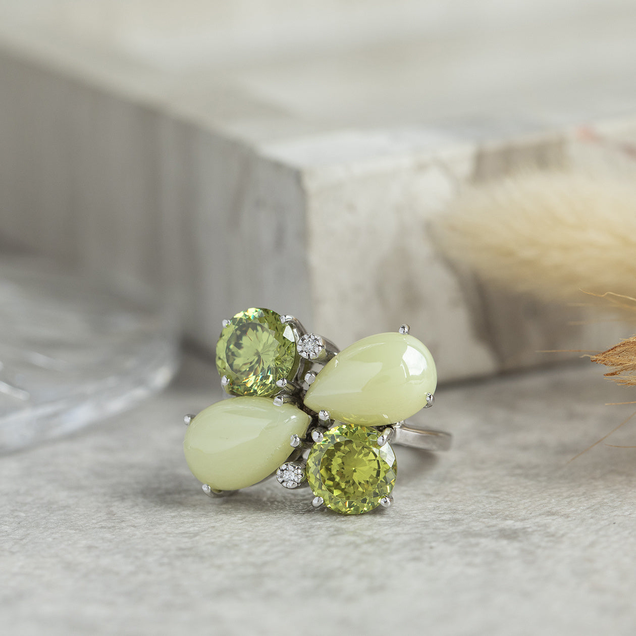 White gold ring with green gemstone and diamond 18 kt