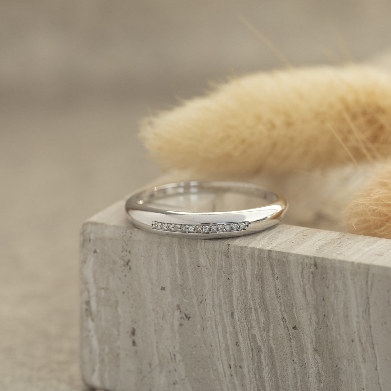 White gold row ring with diamond 14 kt