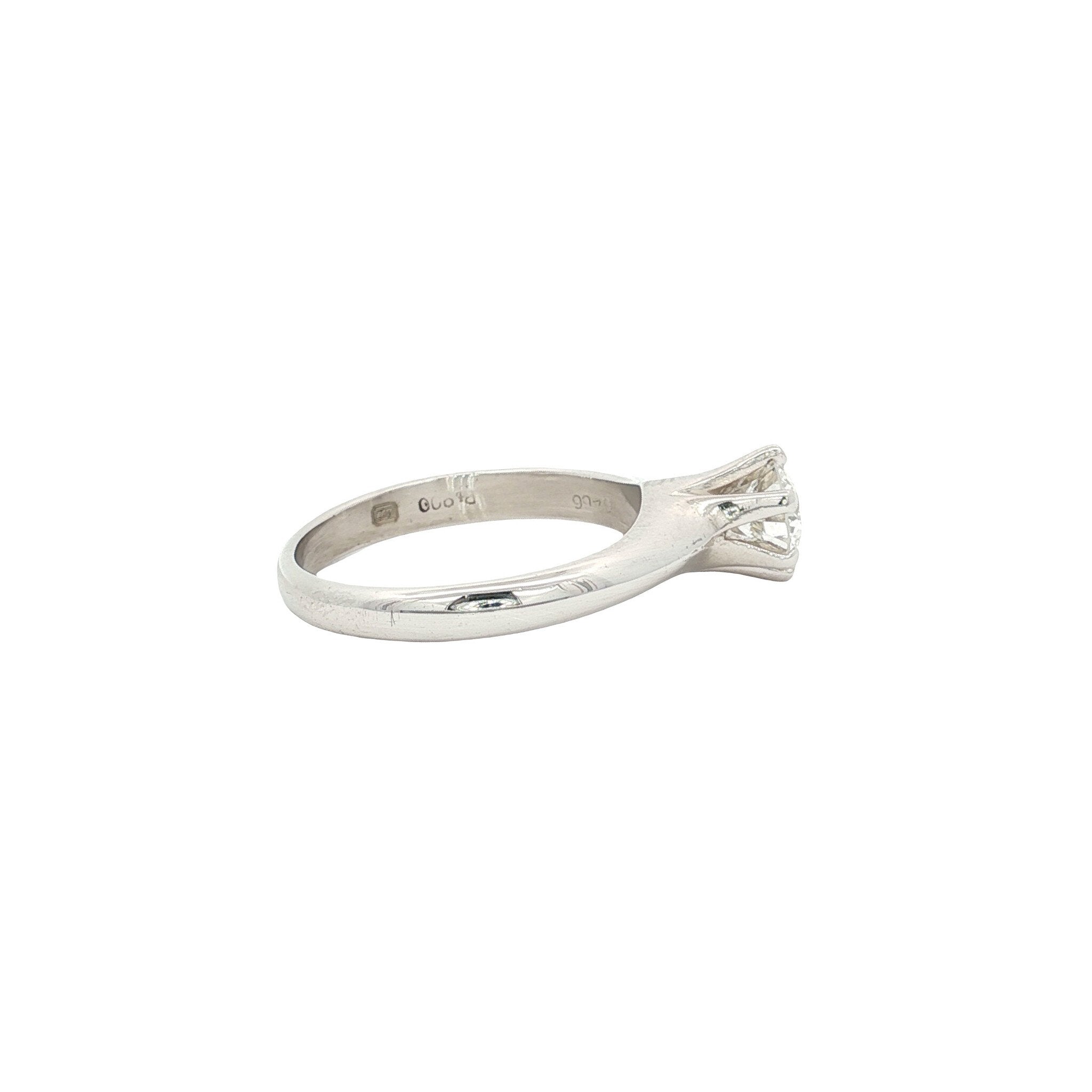 Platinum solitaire ring with diamond pt850
