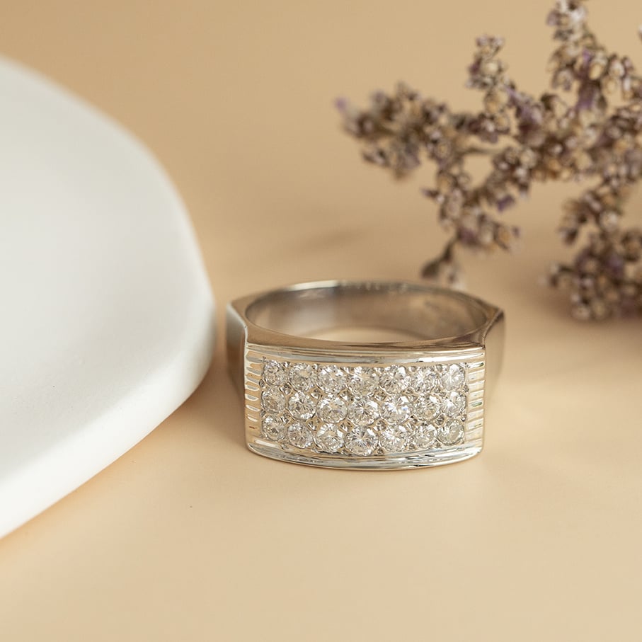 White gold ring with diamond 18 karat