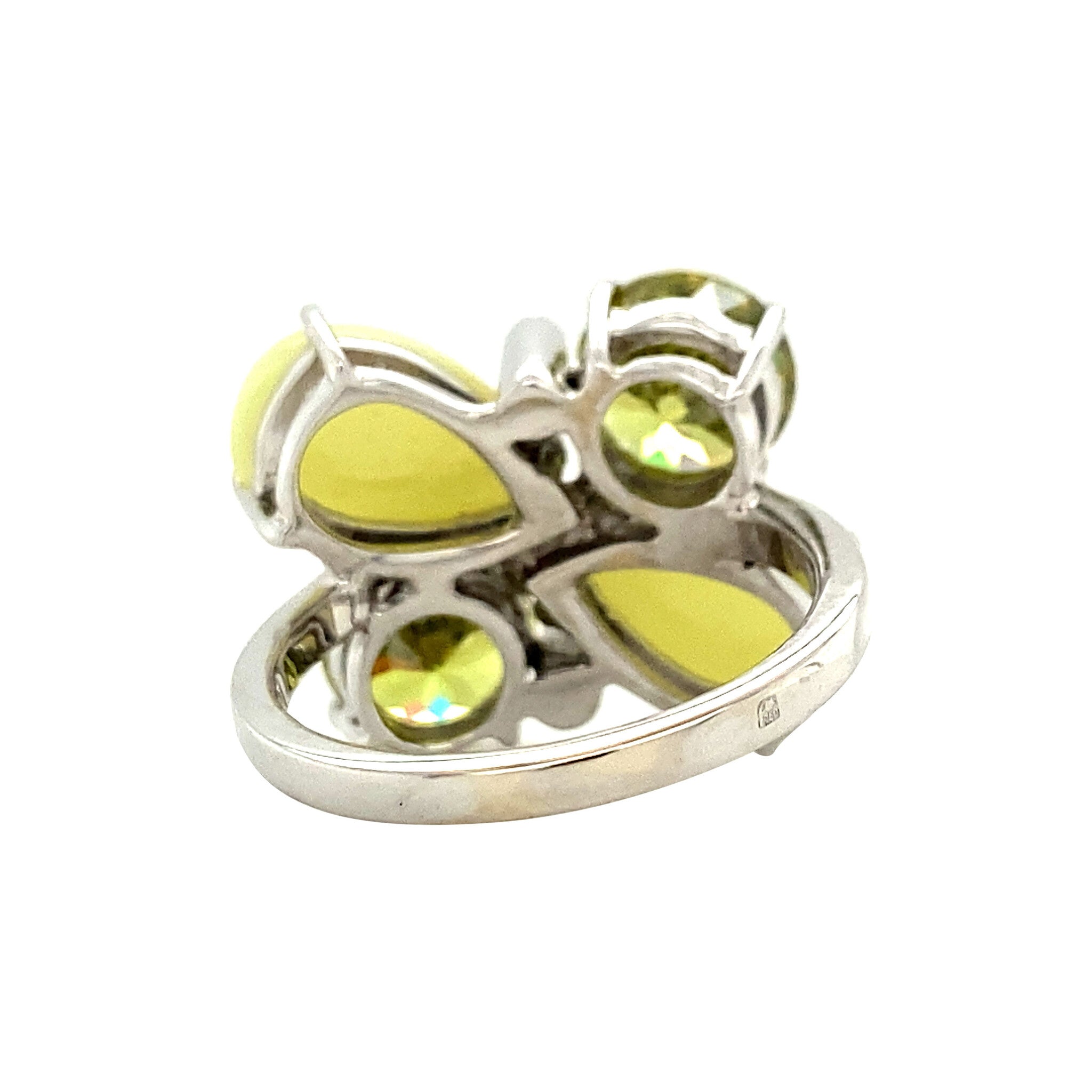 White gold ring with green gemstone and diamond 18 kt