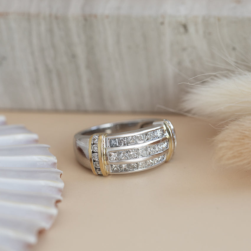 18 karat white gold ring with diamond