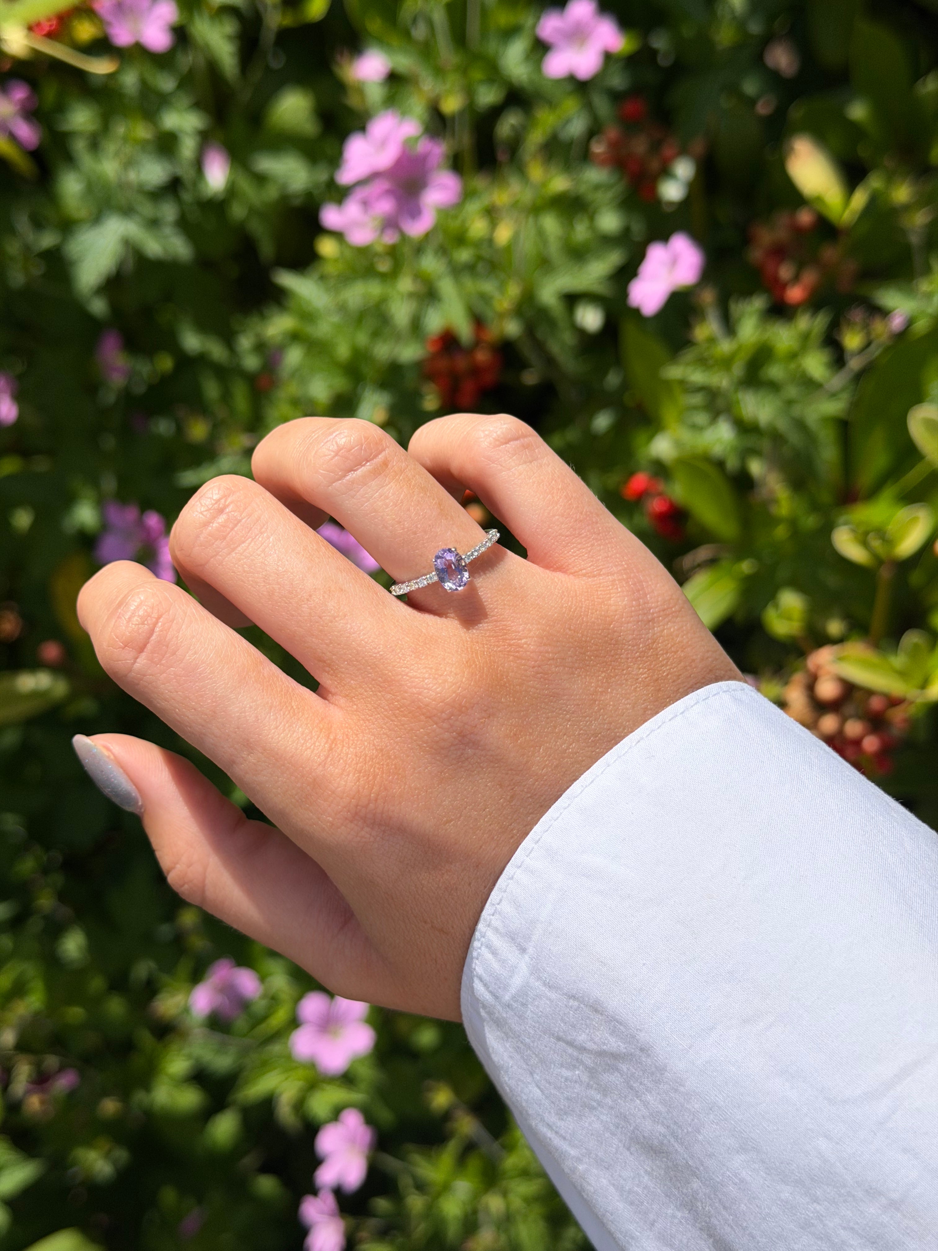 Witgouden ring met amethist en diamant 14 karaat