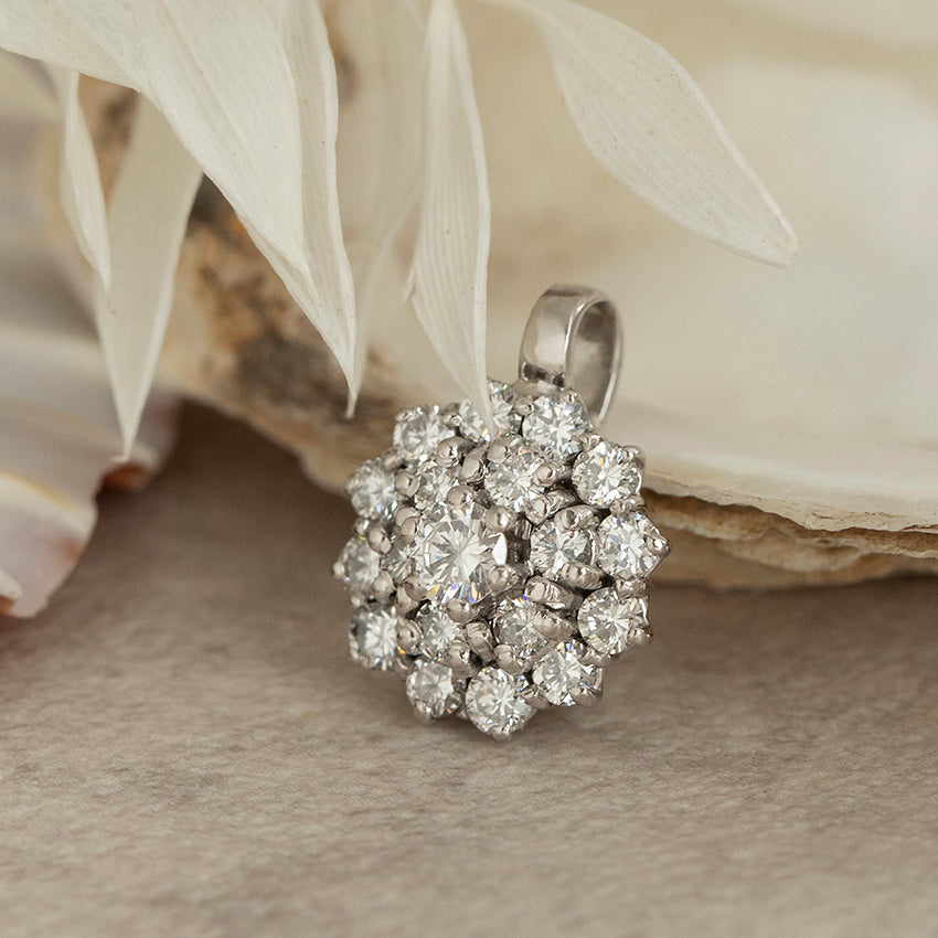 Witgouden entourage hanger met diamant 14 karaat