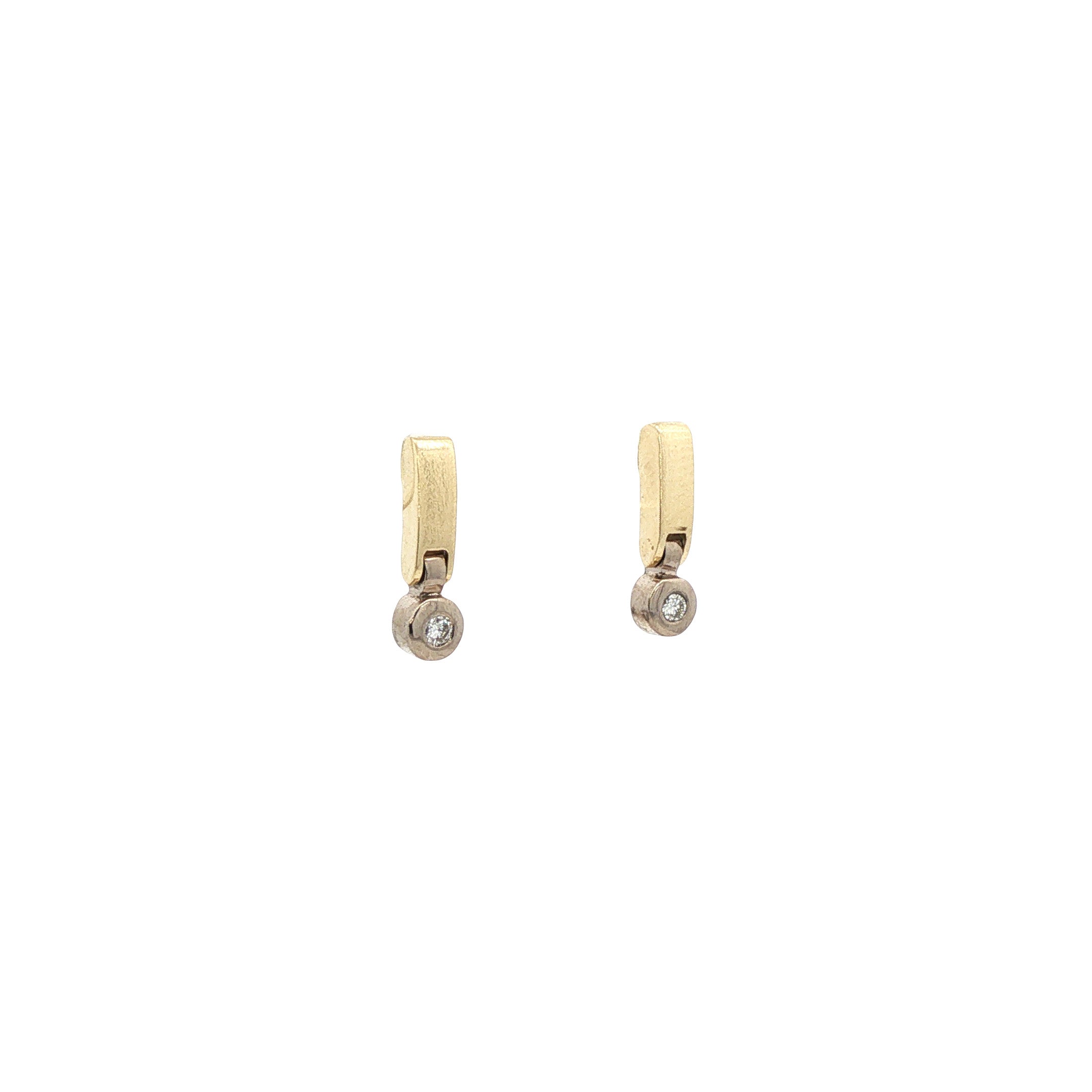 Gouden oorstekers met diamant 14 karaat