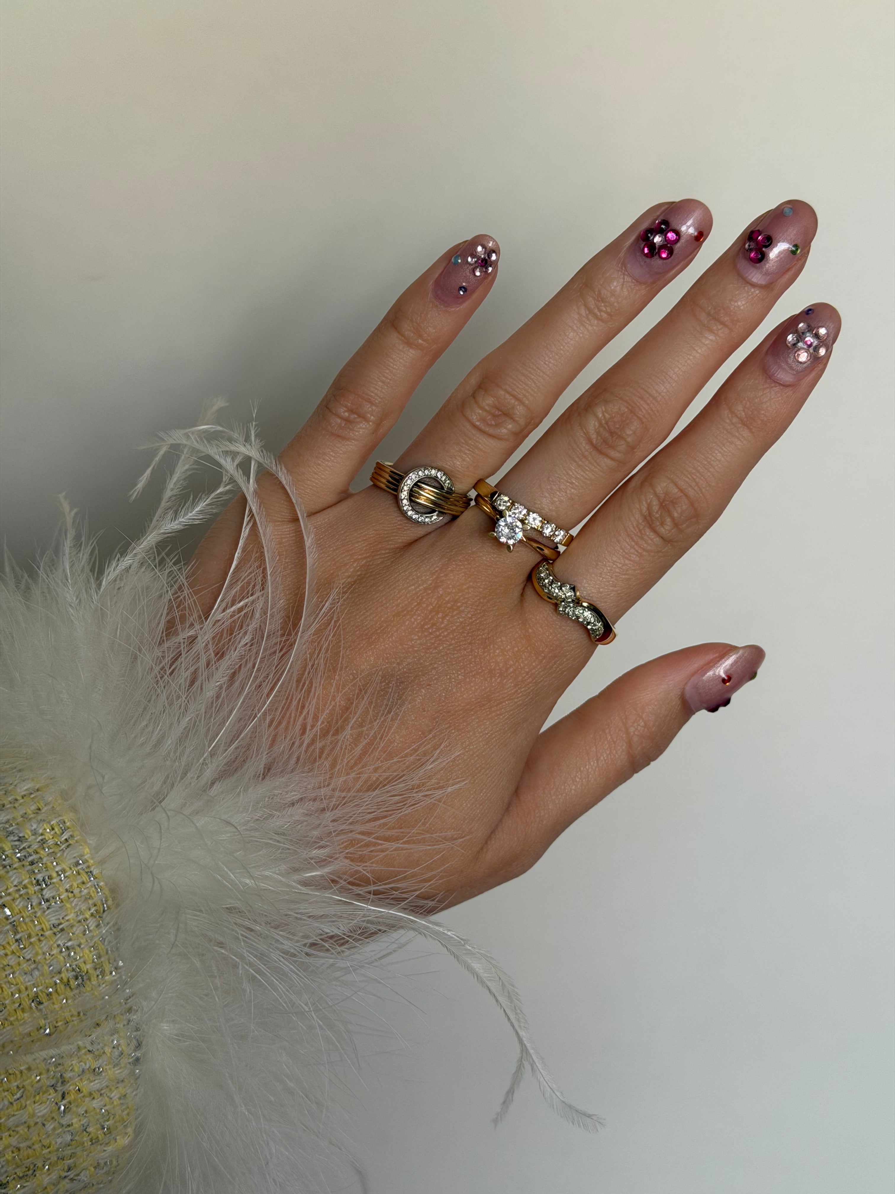 18-karat gold ring with a diamond