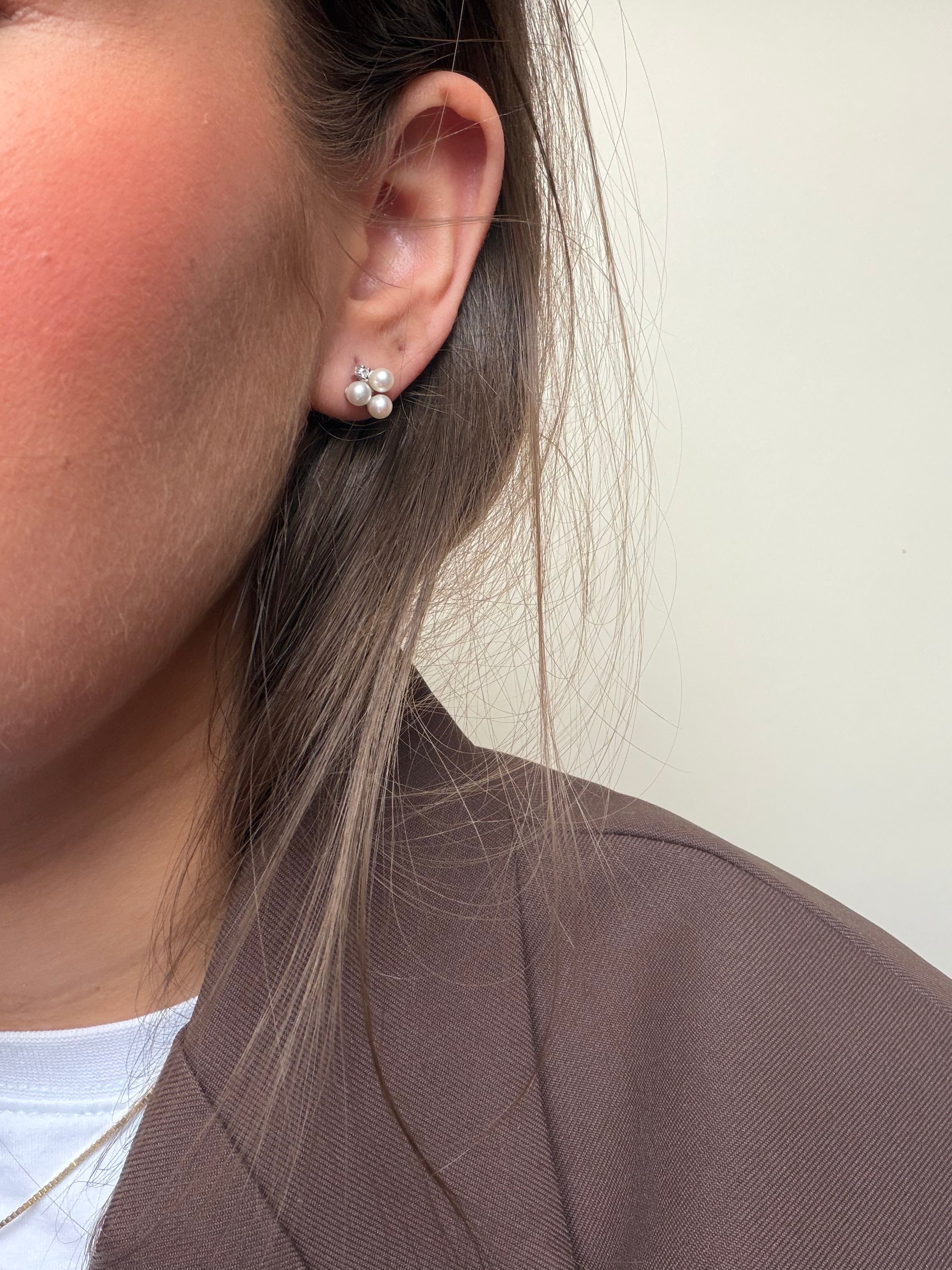 14 karat white gold stud earrings with pearl and diamond
