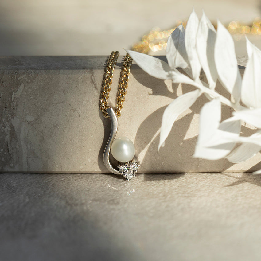 Witgouden hanger met parel en diamant 14 karaat