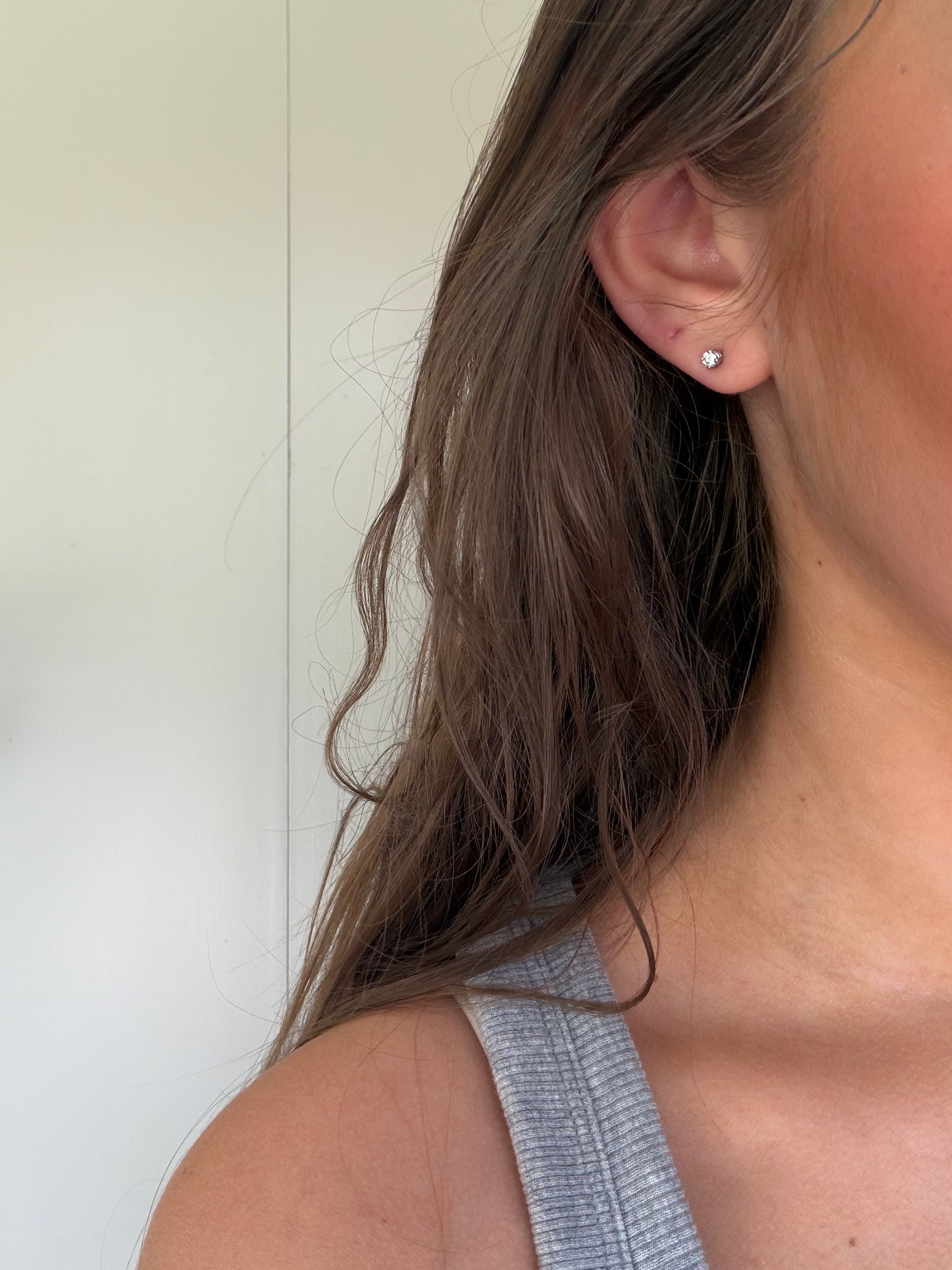 White gold solitaire stud earrings with diamond 14 karat*new