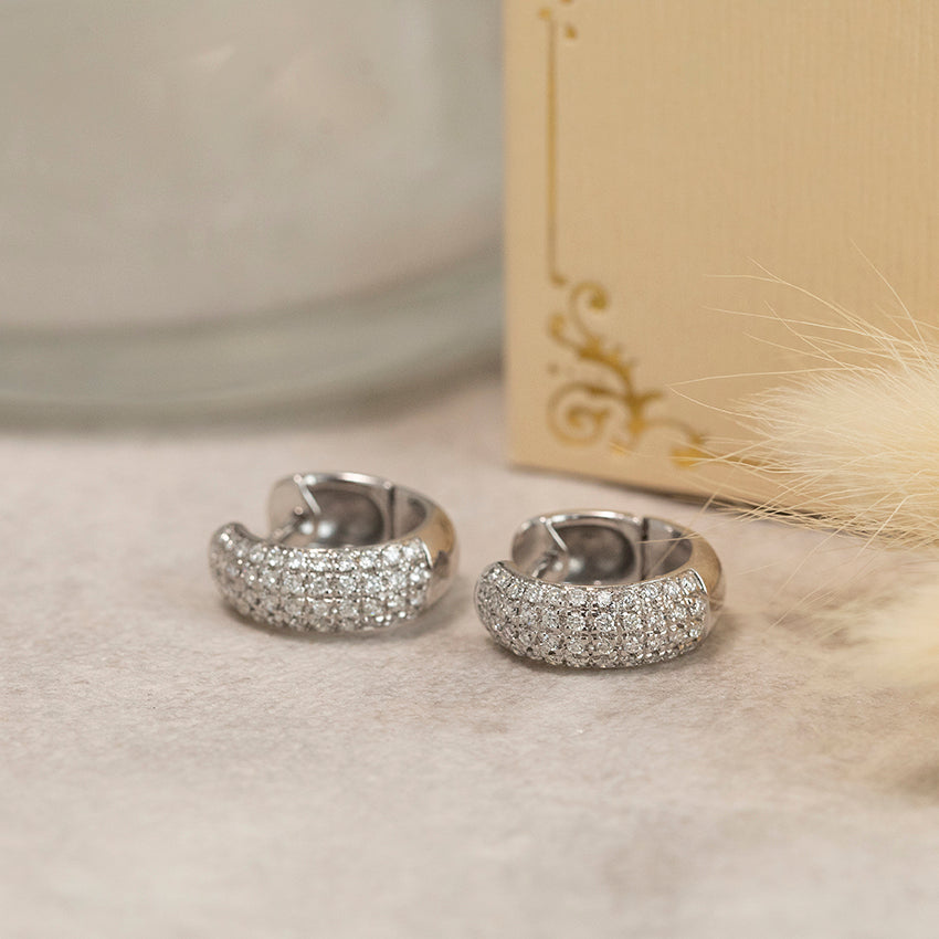 Witgouden klapcreolen met diamant 18 karaat