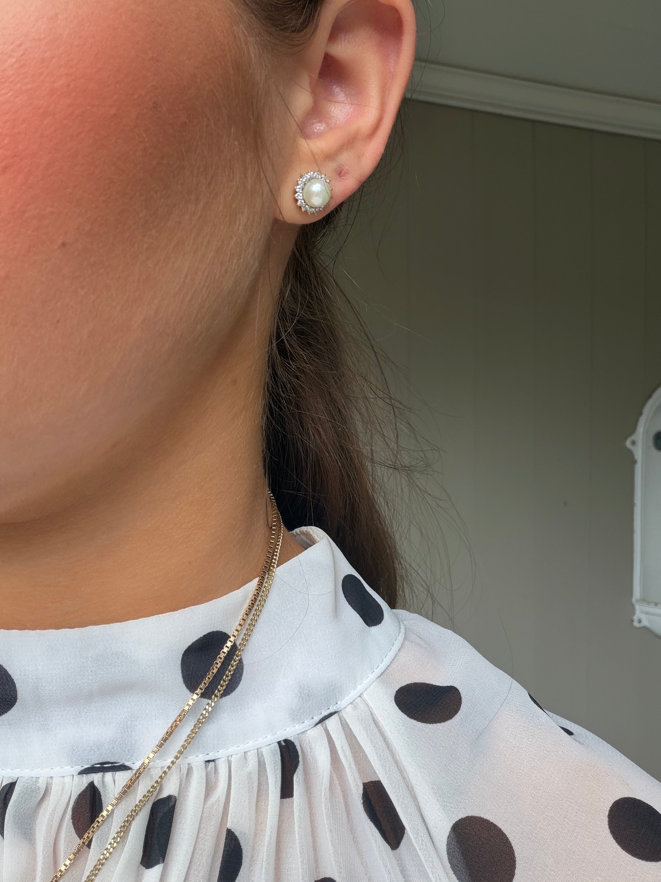 Gouden entourage oorstekers met parel en diamant 18 karaat