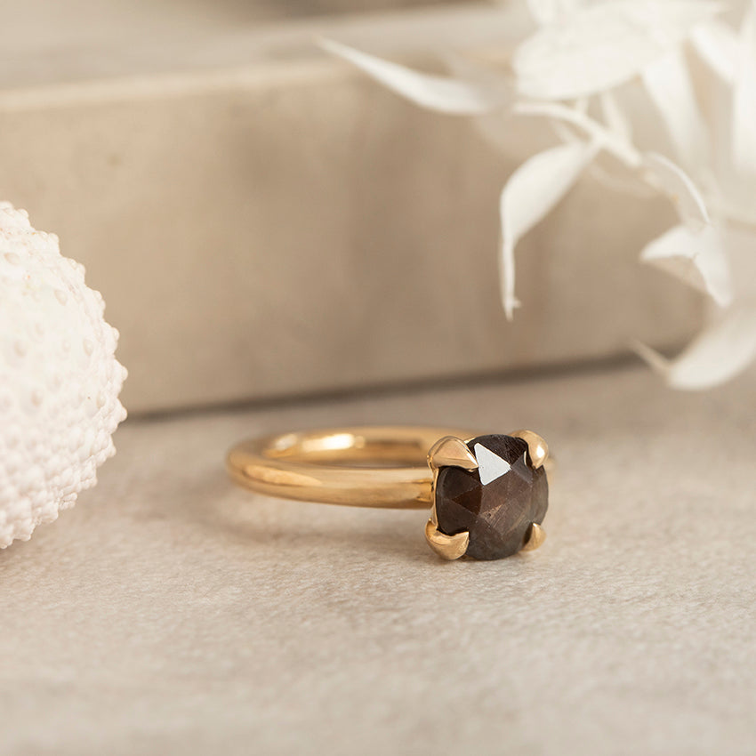 Gouden catch ring met bruine saffier van Bron Jewelry 18 karaat