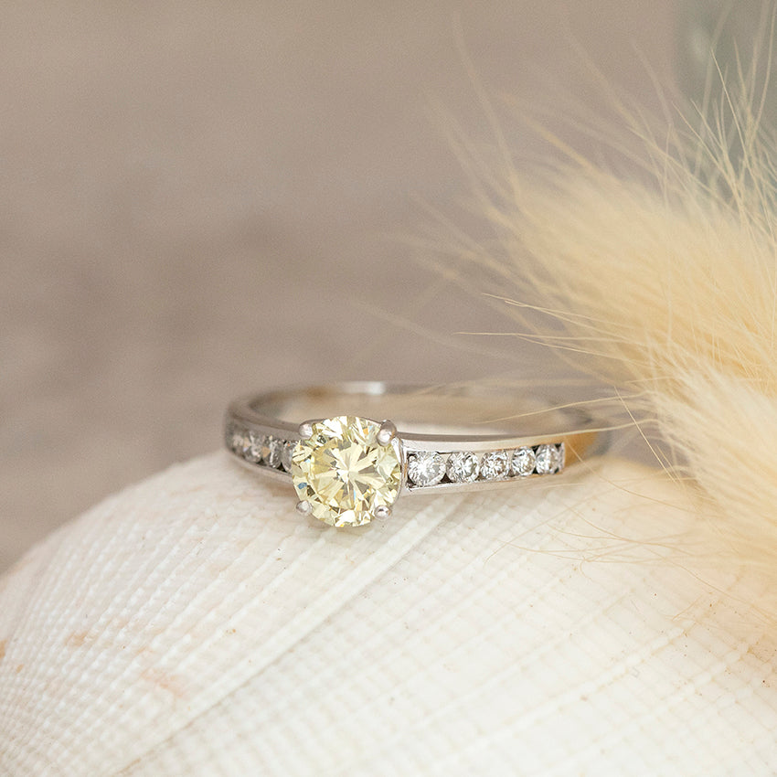 Witgouden ring met diamant 18 karaat