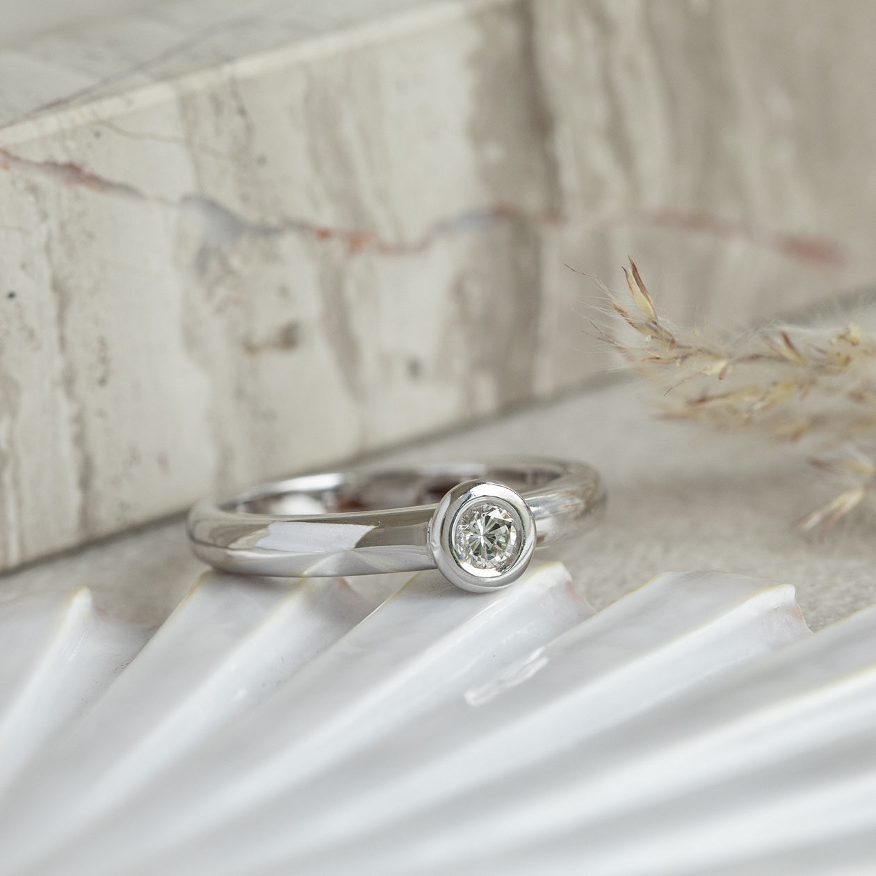 White gold solitaire ring with diamond 14 kt* new