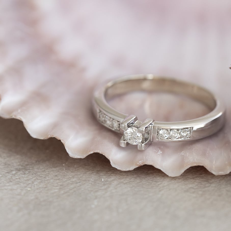 White-gold ring with diamond 14 karat