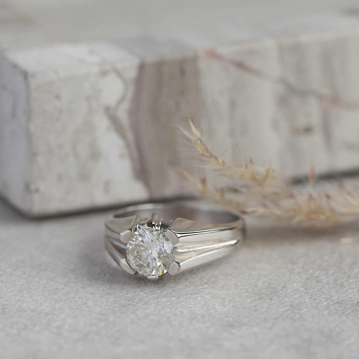 White gold ring with 14 kt diamond