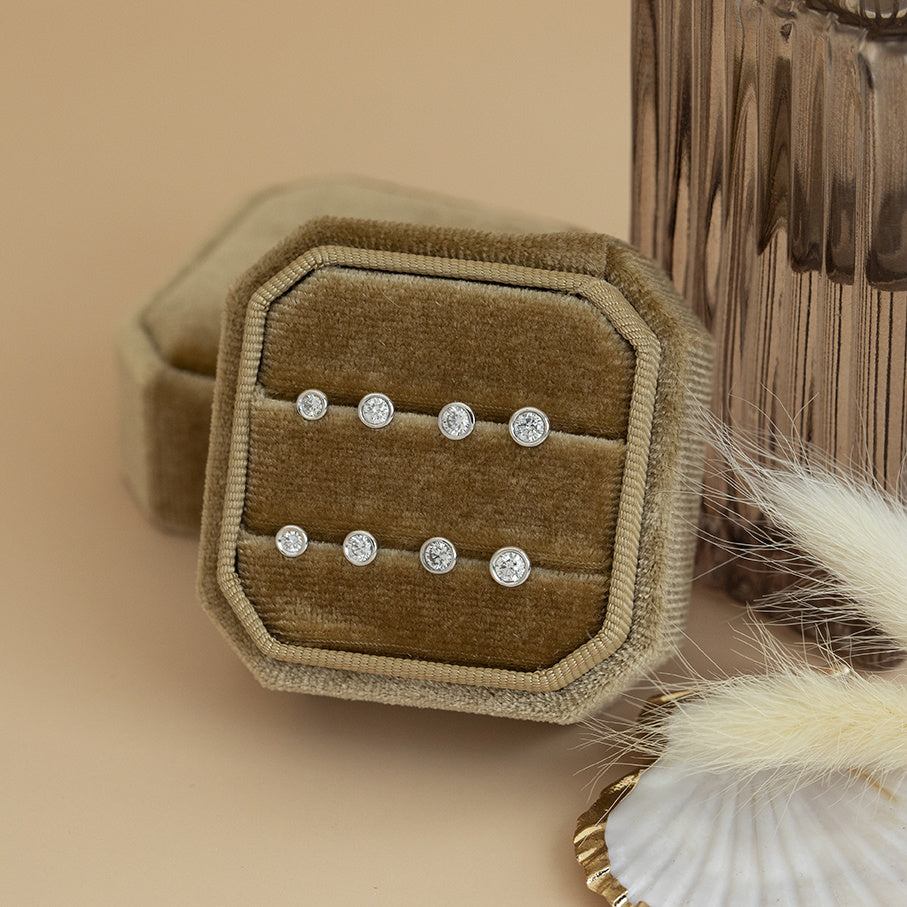 White gold solitaire stud earrings with diamond 14 kt