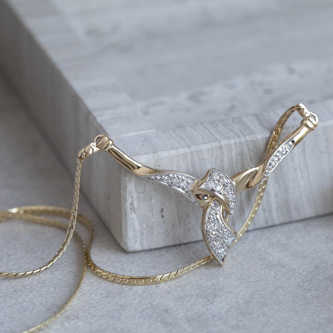 Gold choker with diamond 14 kt