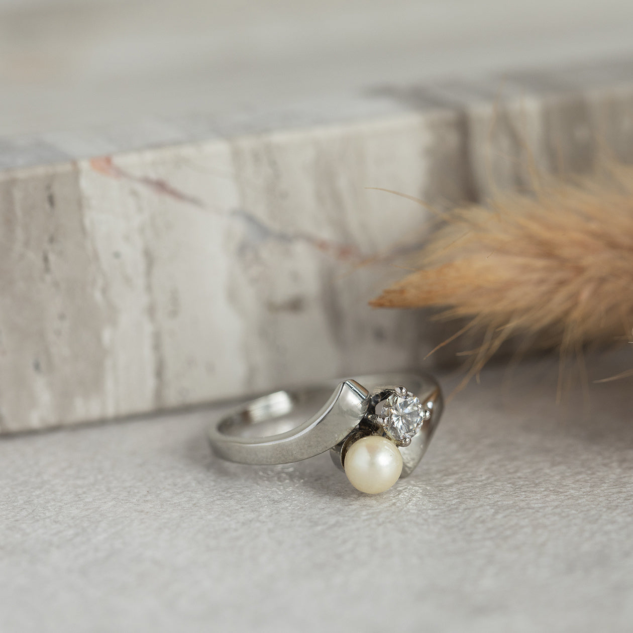 White gold ring with pearl and diamond 14 kt