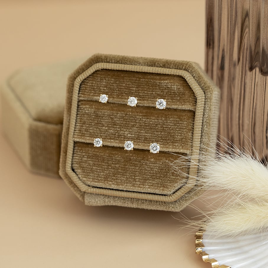 Yellow-gold solitaire ear studs with diamond 14 kt