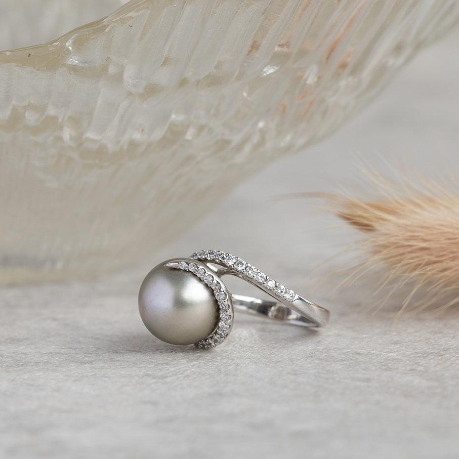 White gold ring with pearl and diamond 18 kt