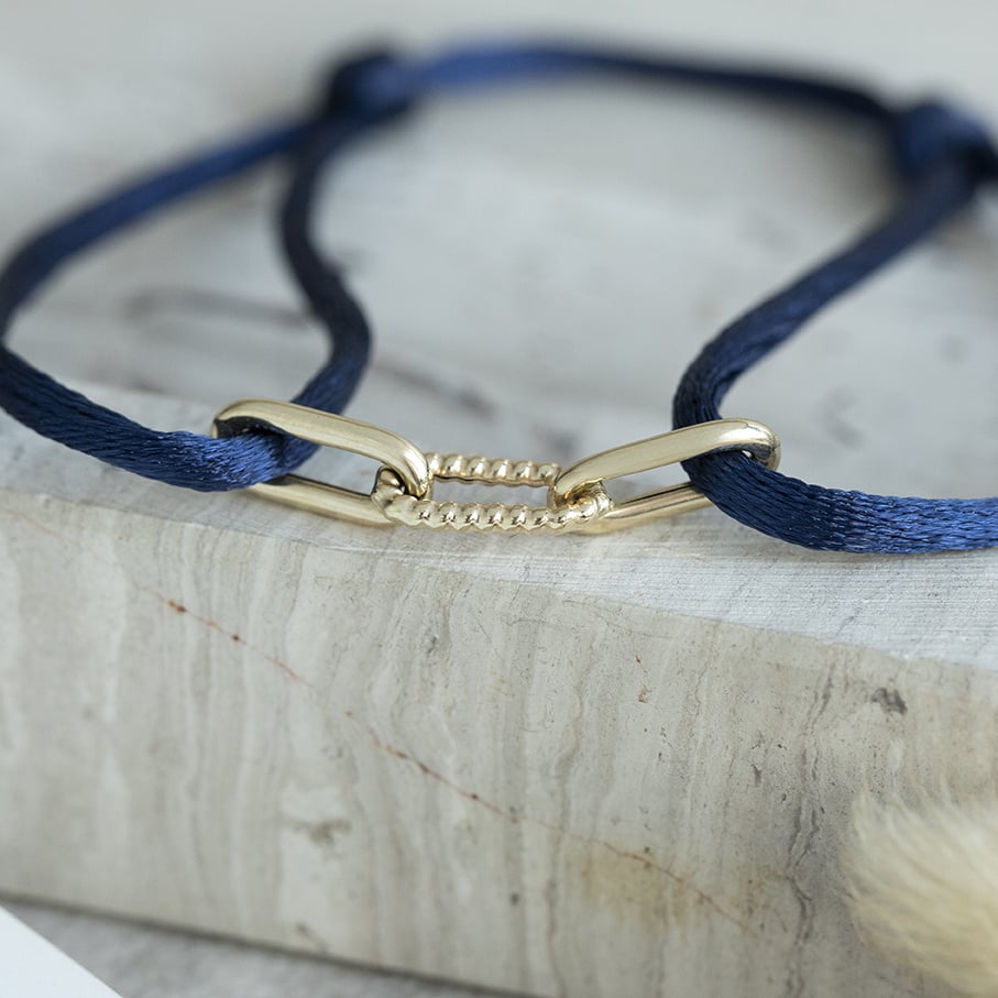 Satijnen armband met gouden schakel 14 karaat