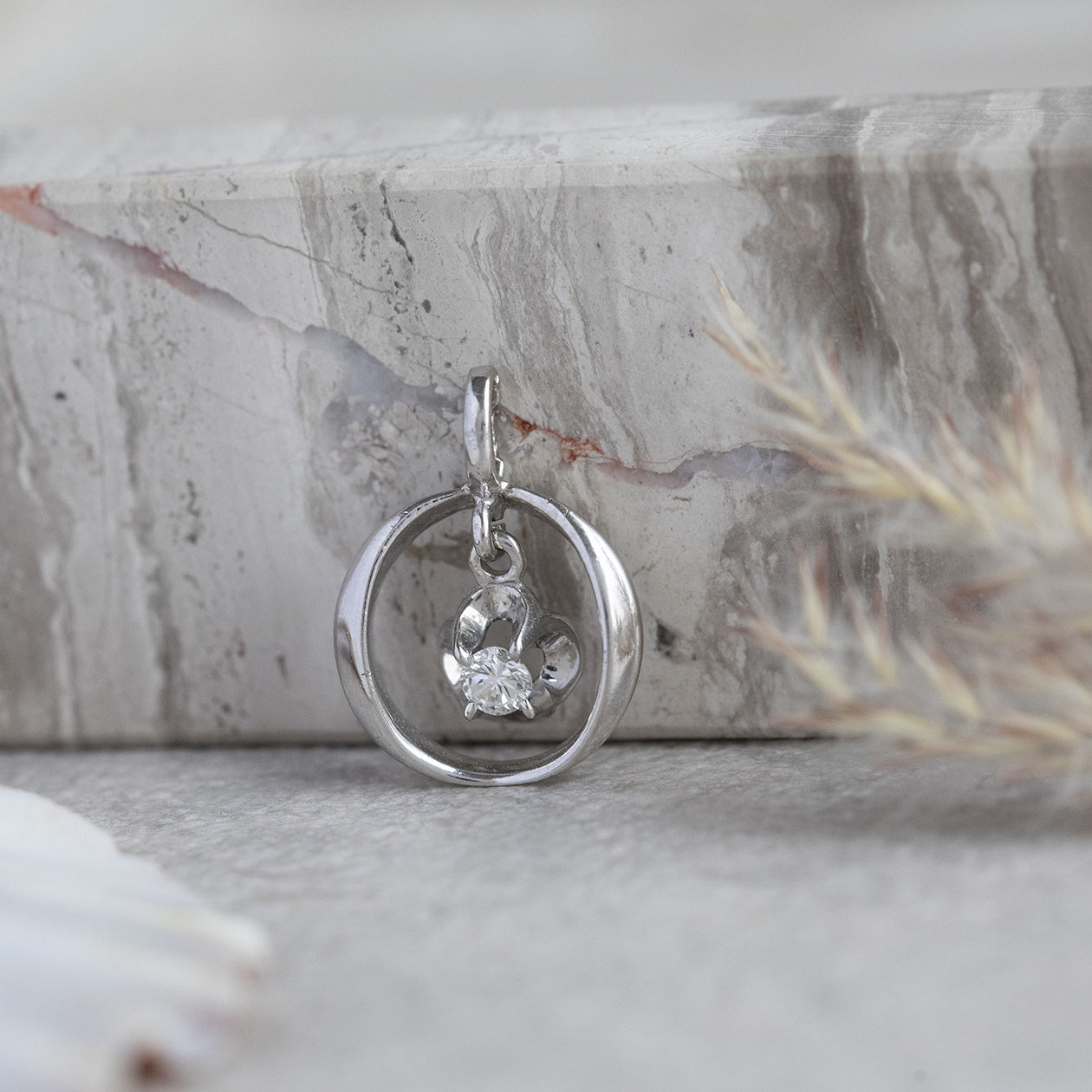 White gold pendant with diamond 14 kt