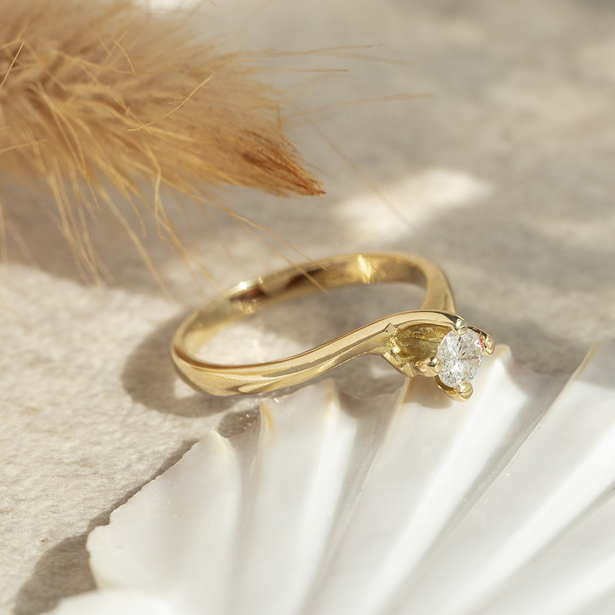 Gold solitaire ring with diamond 18 kt