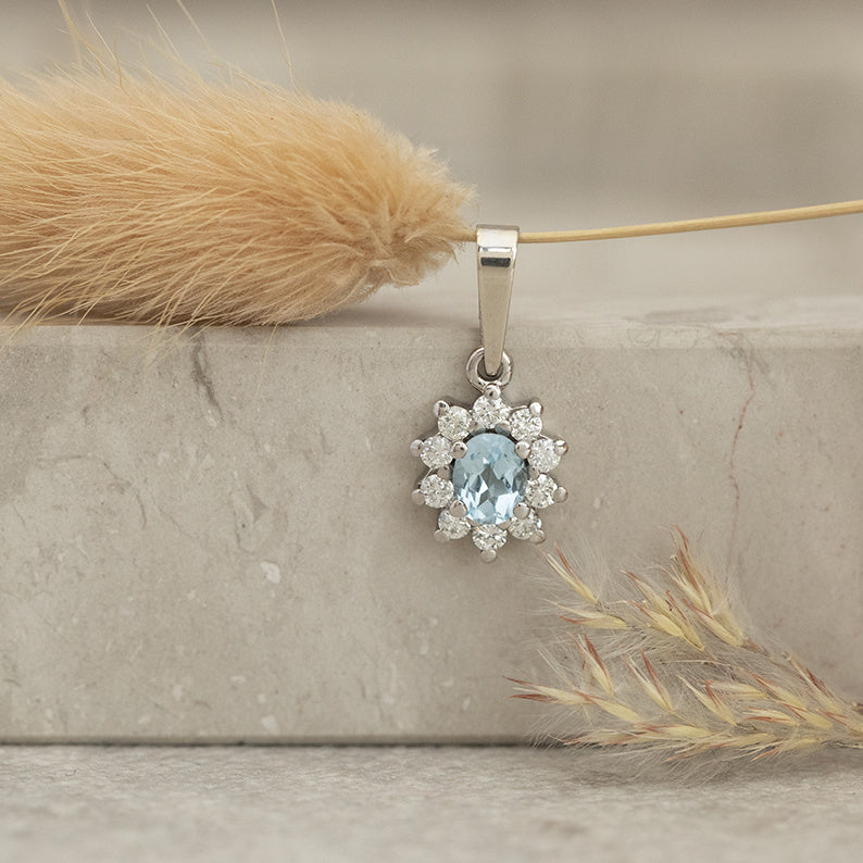 White gold entourage pendant with diamond and topaz 14 karat* New