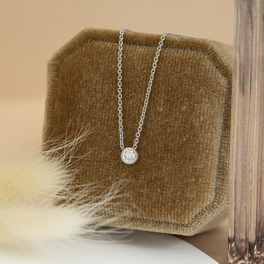White gold solitaire necklace with diamond 14 kt