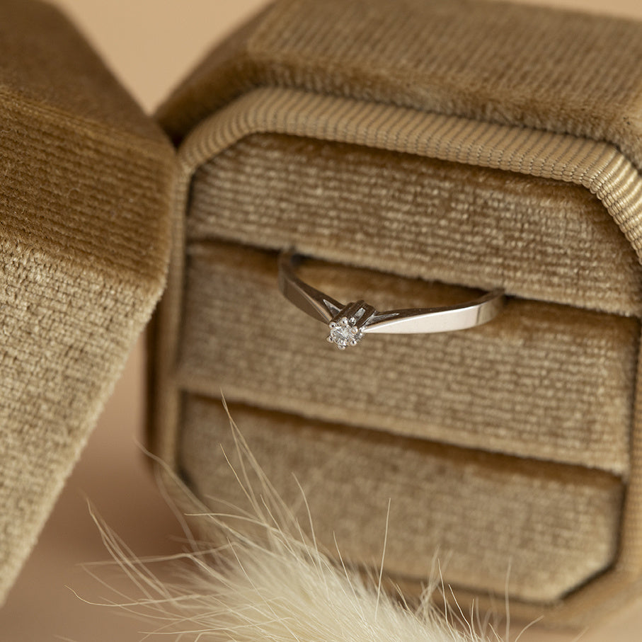 White gold solitaire ring with diamond 14 karat *new