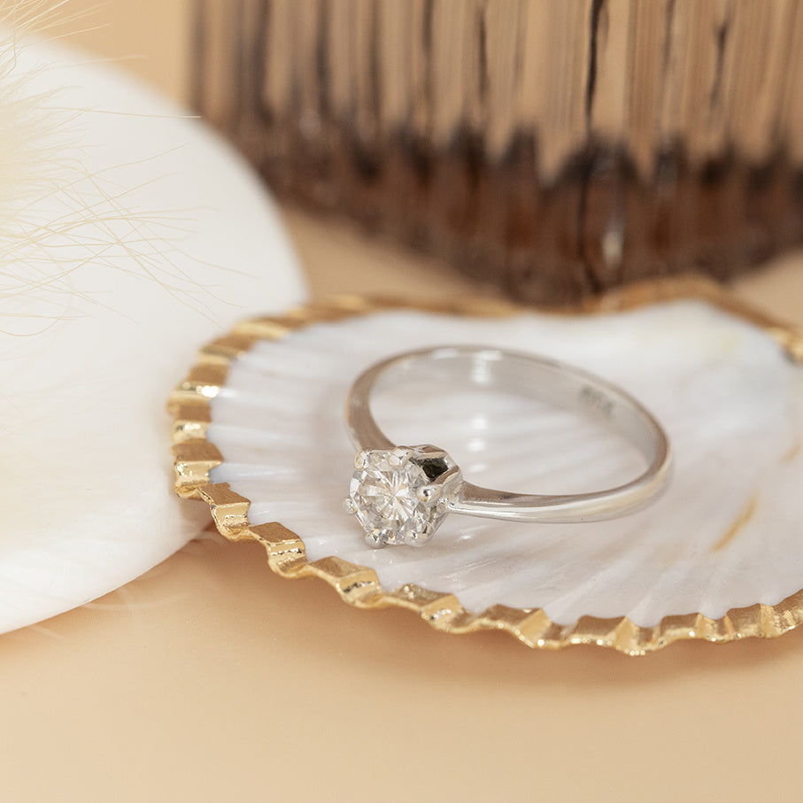 Solitaire ring with diamond 9 karat