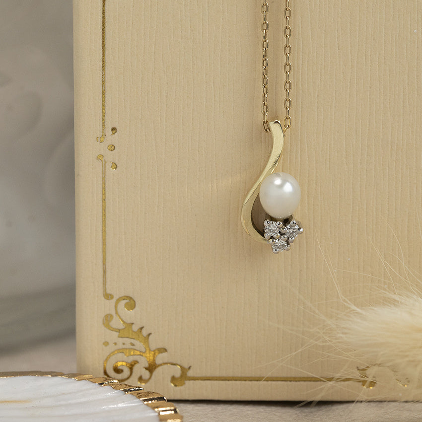 Gouden hanger met parel en diamant 14 karaat