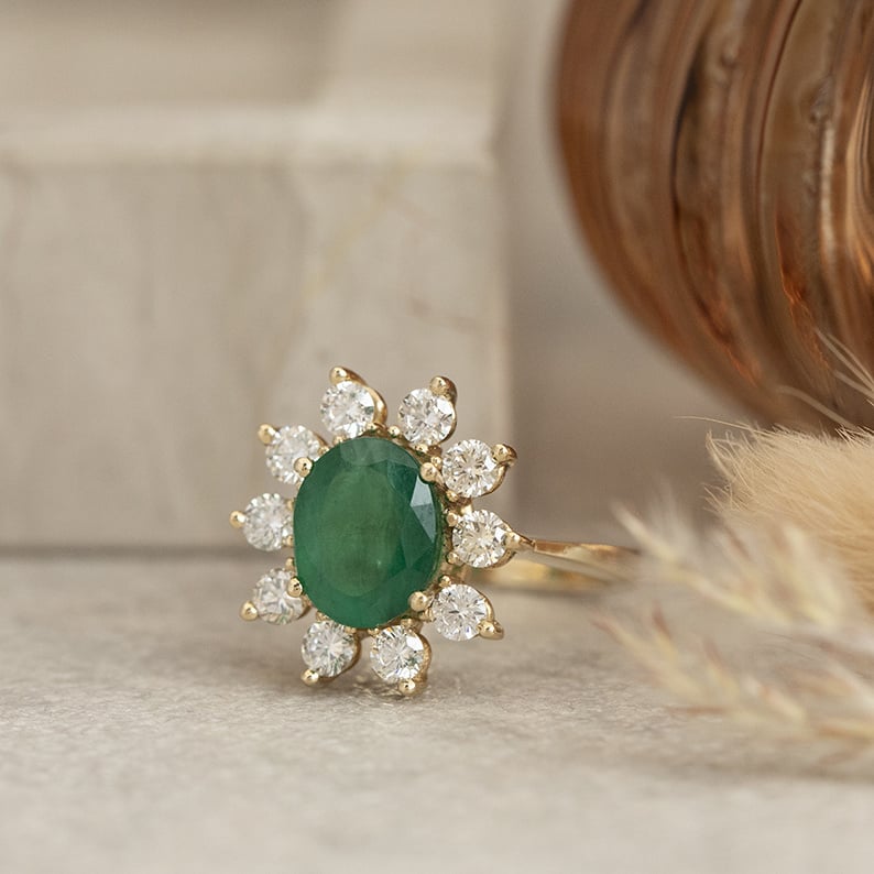 Gold entourage ring with diamond and emerald 14 karat* New