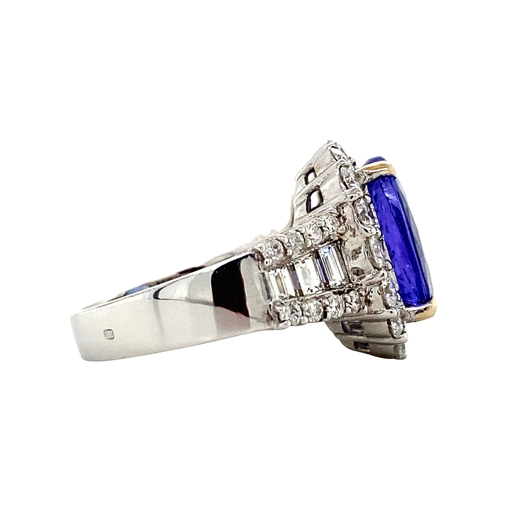 White gold entourage ring with tanzanite and diamond 18 kt