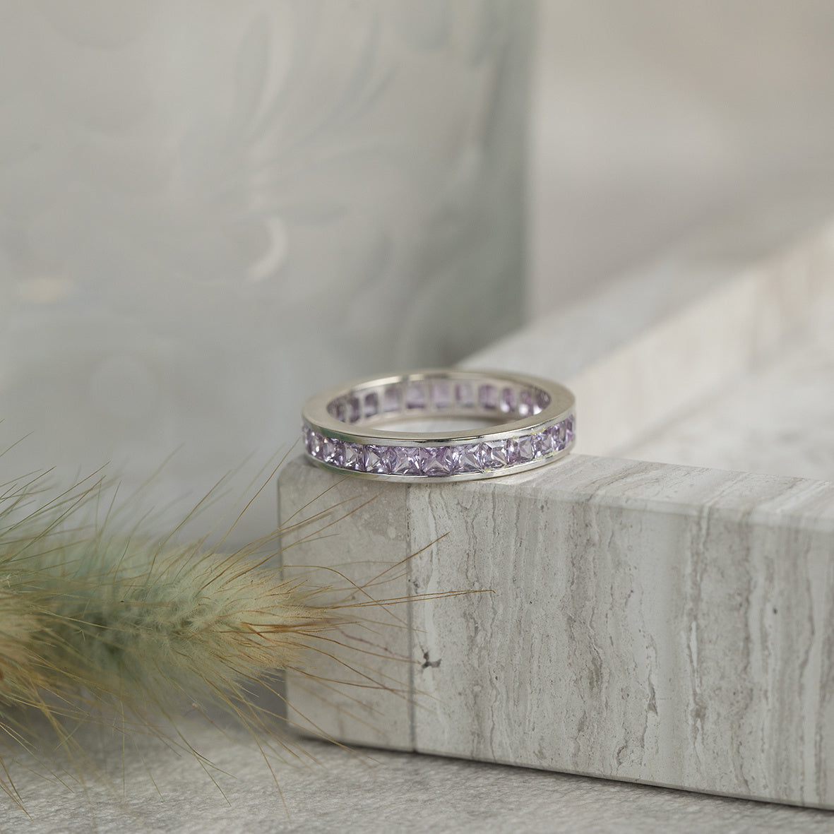 White gold alliance ring with pink sapphire 18 kt